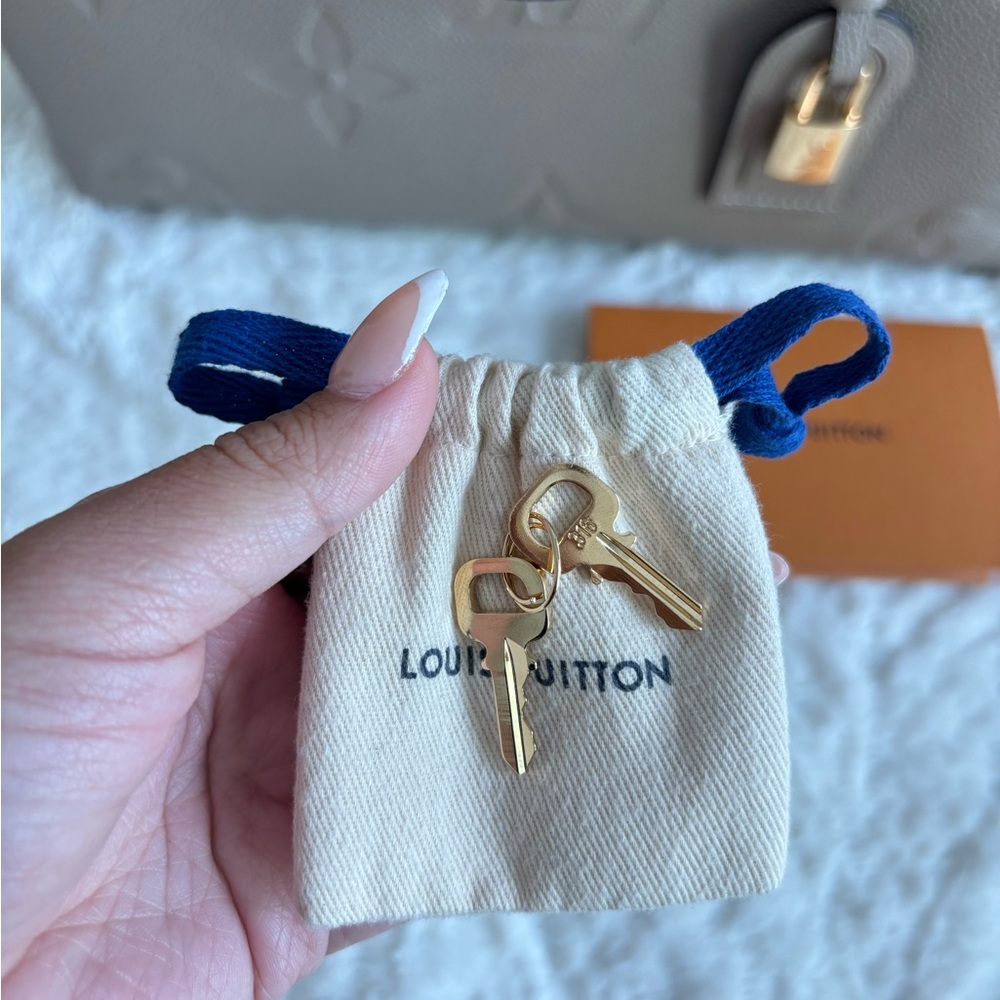LV Grand Palais in color turtledove - Picture 7 of 11